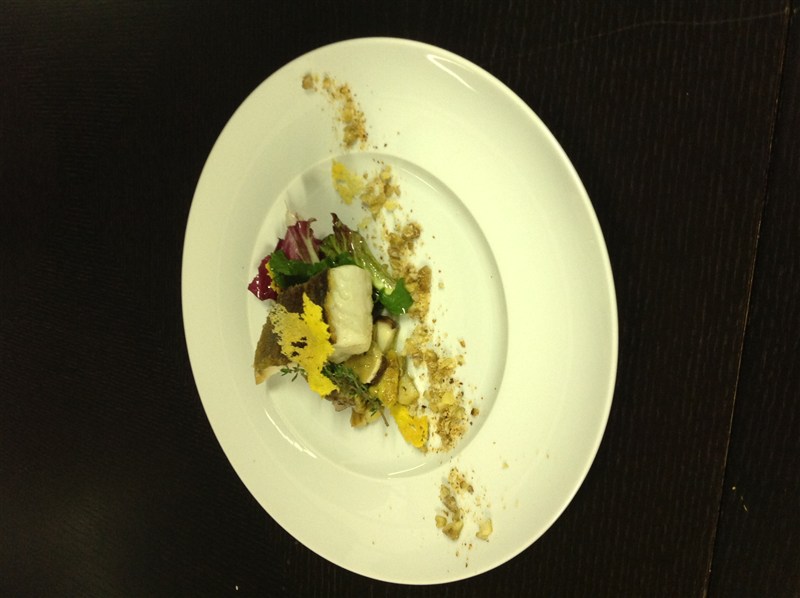 Filetto di baccalà planciato, porcini al timo, polvere di castagne e cialda di polenta     Chef Simone Bertaggia
